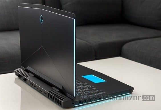 Игровой ноутбук Alienware 17 R5 стоит на столе