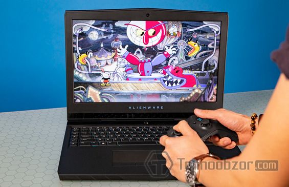 Воспроизведение игры на дисплее Alienware 17 R5