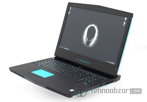 Геймерский ноутбук Dell Alienware 17 R5 на белом фоне