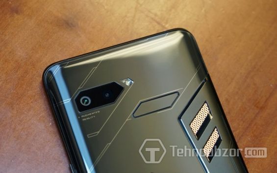 Основная камера ASUS ROG PHONE крупным планом