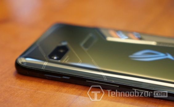 Смартфон ASUS ROG PHONE лежит на столе