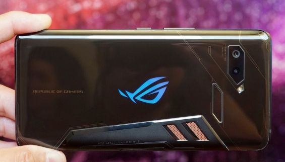 Светящийся логотип на тыльной панели смартфона ASUS ROG PHONE