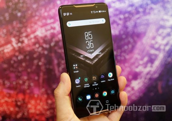 Смартфон ASUS ROG PHONE в рабочем состоянии