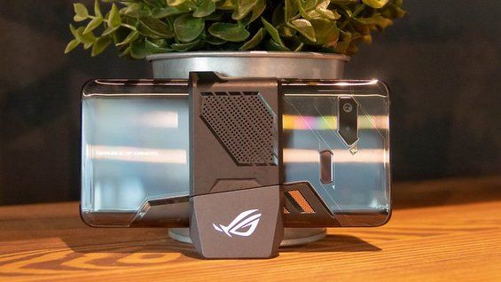 Система охлаждения AeroActive надета на смартфон ASUS ROG PHONE