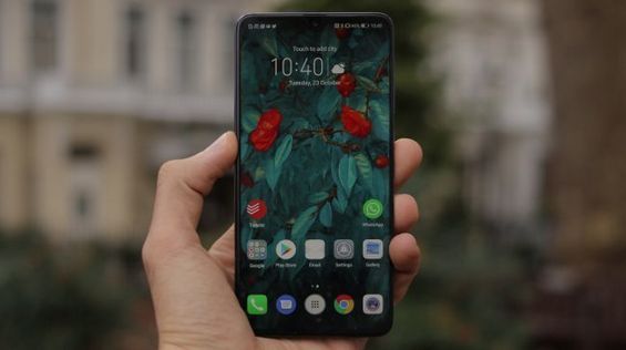 Huawei Mate 20 в руке