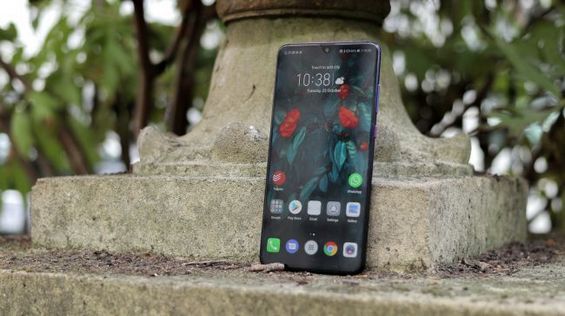 Huawei Mate 20 в вертикальном положении