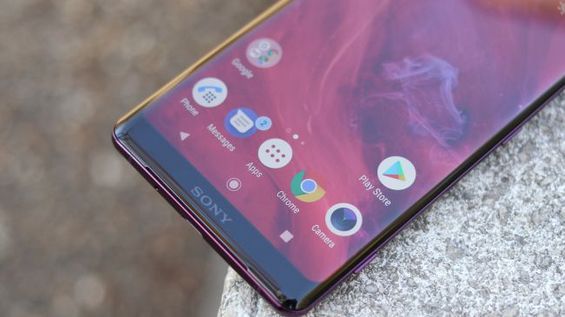 Закругленные боковые грани дисплея Sony Xperia XZ3