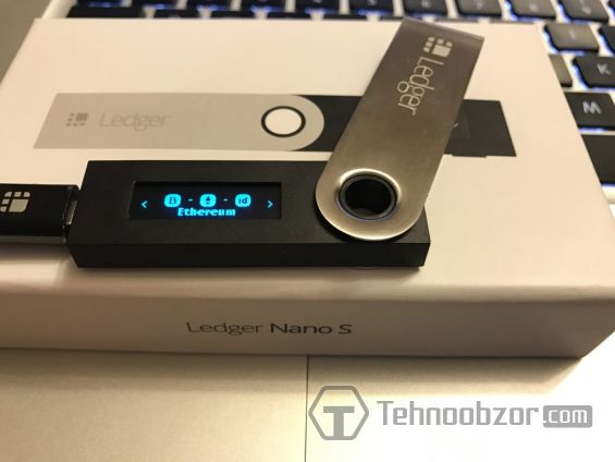 Ledger Nano S в руках