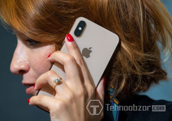 Женщина разговаривает по iPhone XS