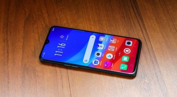 Смартфон OPPO RX17 Pro на деревянной поверхности