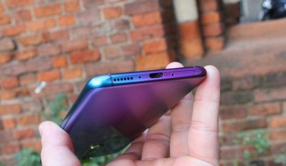 USB-порт на нижней грани смартфона OPPO RX17 Pro