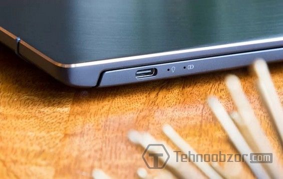 USB-порт на левой грани ноутбука ASUS Zenbook S