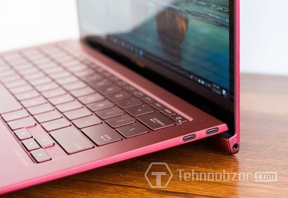 Клавиатура ASUS Zenbook S приподнята над столом