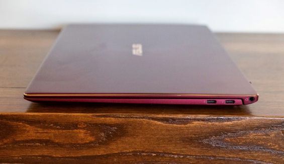 ASUS Zenbook S лежит на столе