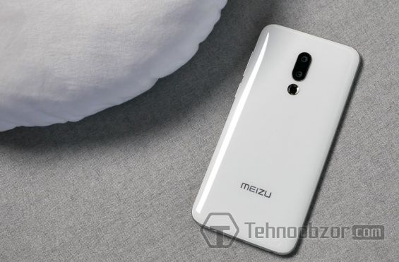 Meizu 16 на белом коврике