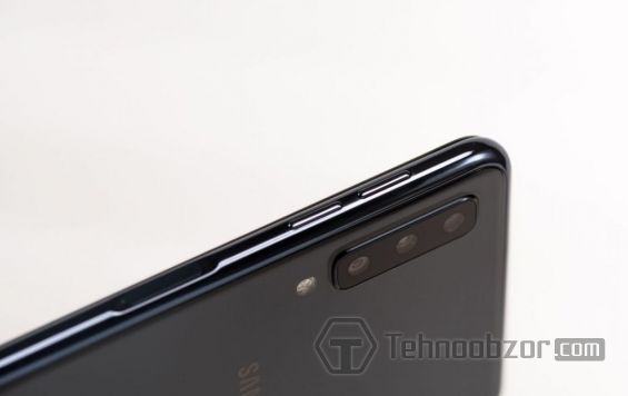 Правая грань Galaxy A7 2018