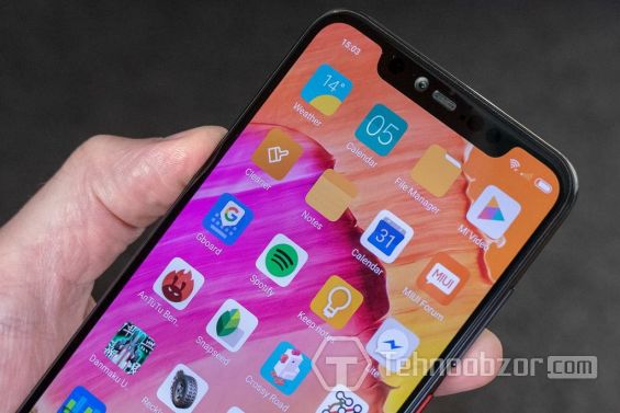 Экран Xiaomi Mi 8 Pro крупным планом