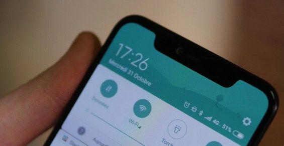 Иконка активного Wi-Fi модуля на дисплее Xiaomi Mi 8 Pro