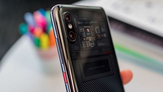 Основная двойная камера Xiaomi Mi 8 Pro крупным планом