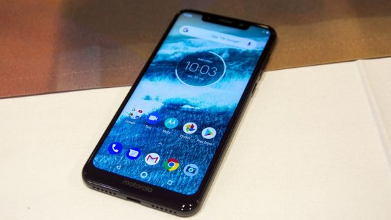 Motorola One на столе