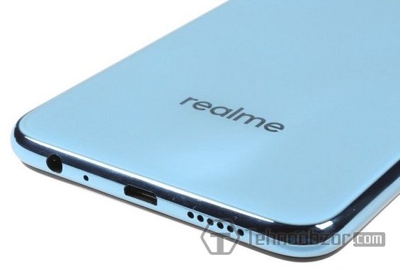 Разъём micro-USB на торце смартфона Oppo Realme 2 Pro