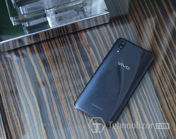 Вид сверху на Vivo X21