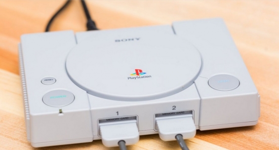 Консоль Sony PlayStation Classic крупным планом