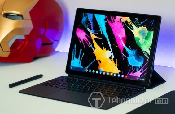 Планшет Google Pixel Slate стоит на столе