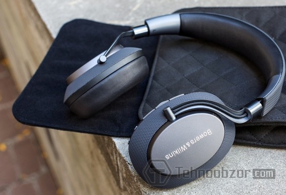 Беспроводная гарнитура Bowers and Wilkins PX крупным планом