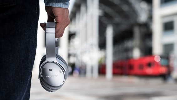 Наушники Bose QC35 II в руке