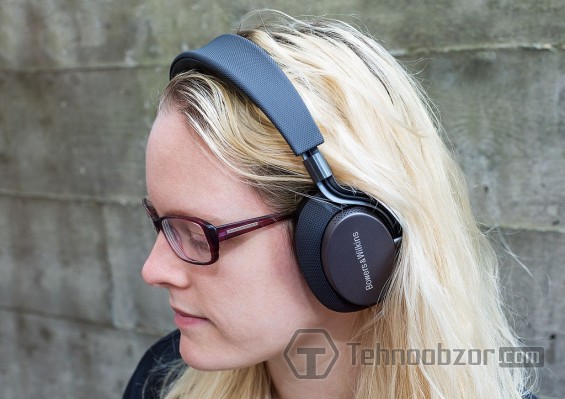 Девушка в наушниках Bowers and Wilkins PX