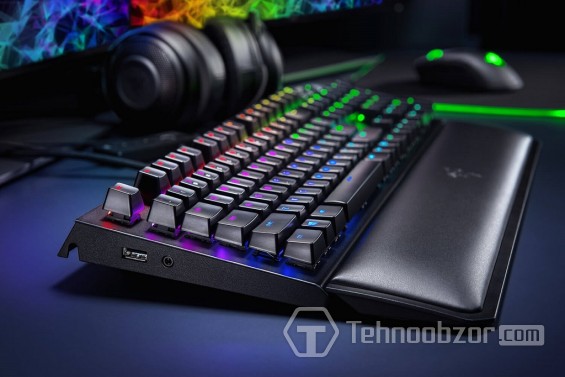 Вид сбоку на клавиатуру Razer Blackwidow Elite