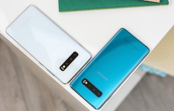 Два смартфона Samsung Galaxy S10 вид сверху