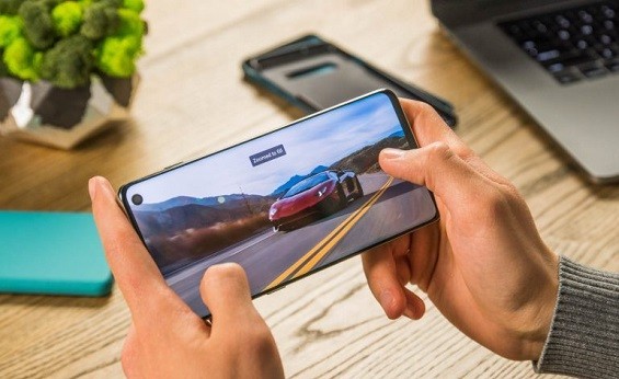 Игра запущена на телефоне Samsung Galaxy S10