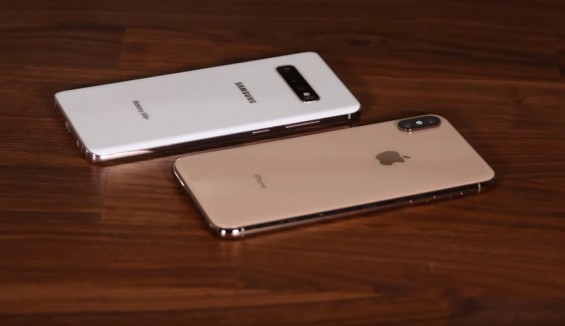 Задние панели Samsung Galaxy S10+ и iPhone XS Max