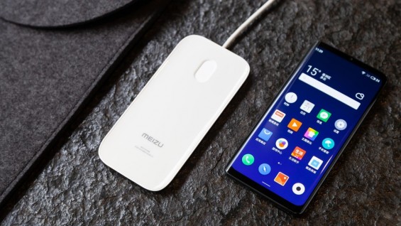 Meizu Zero лежит возле устройства для беспроводной зарядки