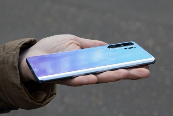 Смартфон Huawei P30 Pro на ладони