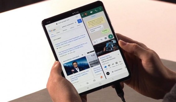 Приложения запущены на смартфоне Samsung Galaxy Fold в трёх разных окнах