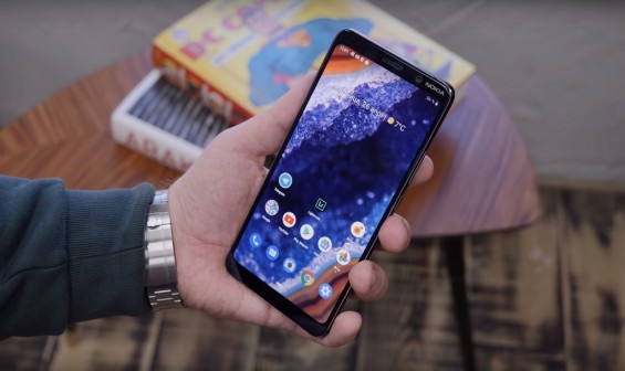 Nokia 9 PureView в руке