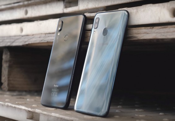 Xiaomi Redmi Note 7 и Samsung Galaxy A30 стоят в вертикальном положении