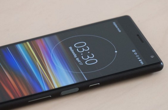 Экран и правый борт Sony Xperia 10 Plus