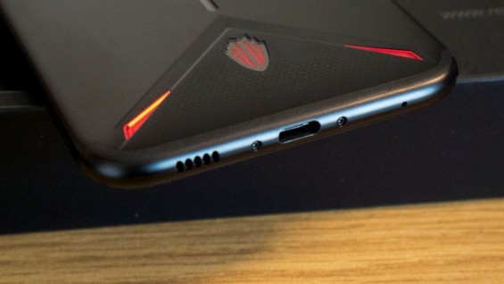 Разъём USB Type-C на торце Nubia Red Magic 3