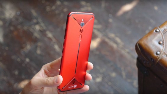 Nubia Red Magic 3 в руке