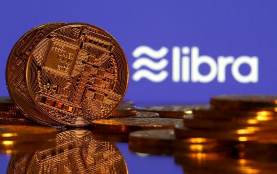 Монеты на фоне логотипа Libra