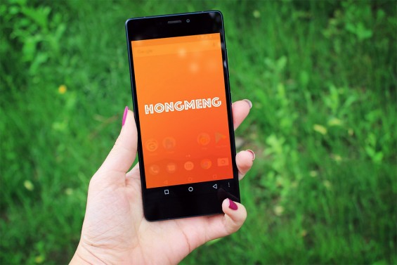 Надпись HongMeng OS на дисплее смартфона