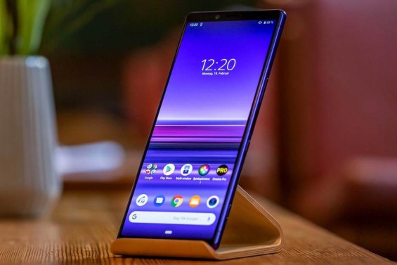 Sony Xperia 1 установлен на подставке