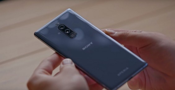 Демонстрация тыльной панели Sony Xperia 1