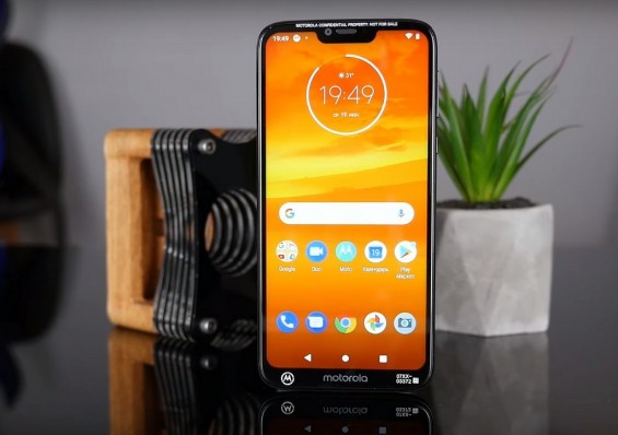 Смартфон Motorola Moto G7 Power в рабочем состоянии