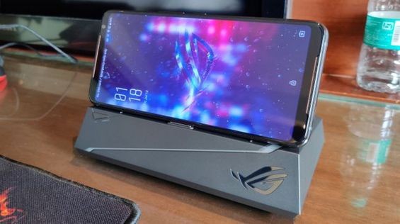 ASUS ROG Phone 2 в горизонтальном положении