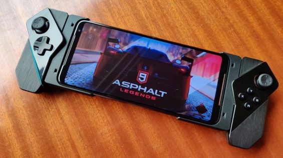 Контроллеры надеты на смартфон ASUS ROG Phone 2